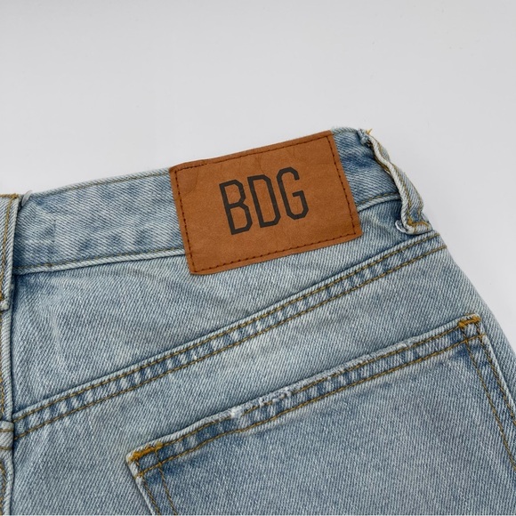 BDG Women’s Size 26 A-Line Short Denim Shorts Light Wash Summer Casual Raw Hem - Picture 3 of 10